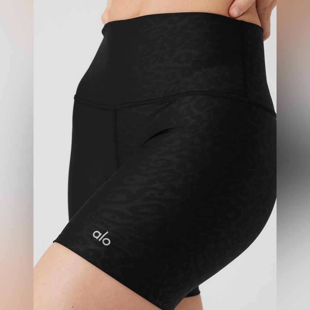 Alo Yoga 5" Airlift High-Waist Leopard Debossed Biker Short size S